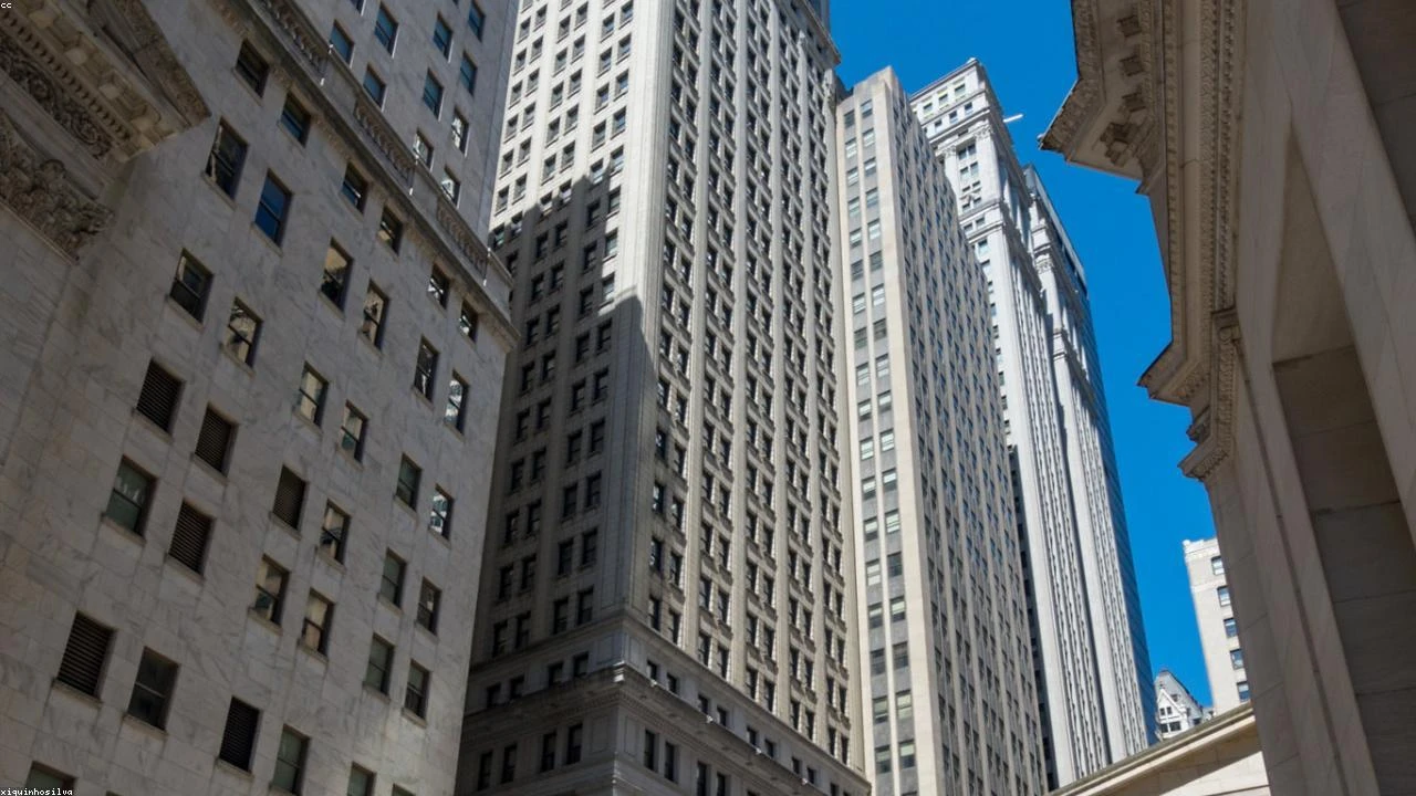 Insider Activity: Associated Banc-Corp Form 144 Filing Analysis